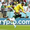 Muhammad Uvaís knokautuje Jásira Šahráního v zápase Argentina - Saúdská Arábie na MS 2022