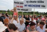 Protestní pochod lidí proti těžbě štěrkopísku a na ochranu pitné vody na Hodonínsku.