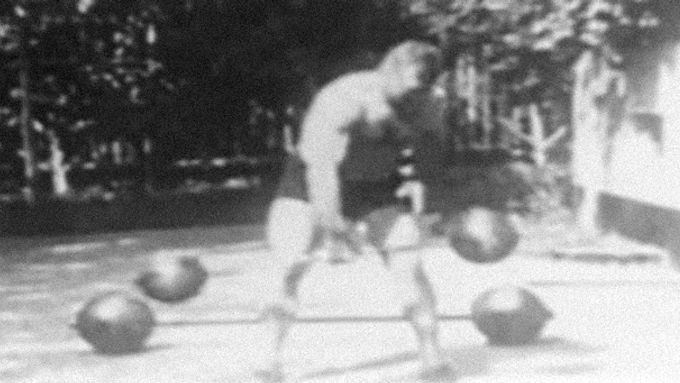 Gustav Frištenský trénuje v Litovli s činkami, rok 1914