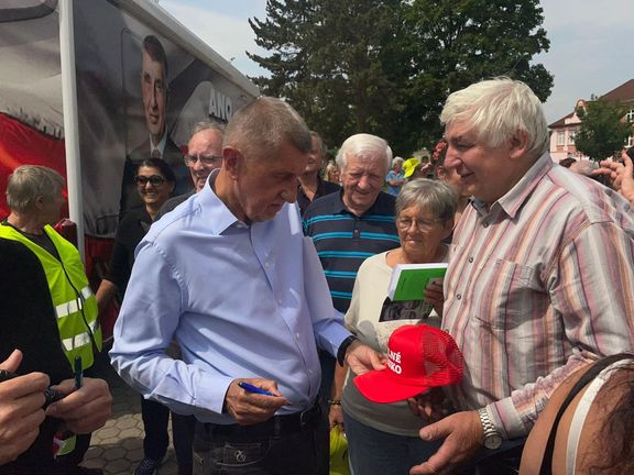 Vždyť o té Ukrajině se jenom lže. Putin žádnou válku nechce, tvrdil ještě před příjezdem Andreje Babiš statný senior, který si šel následně podepsat od Babiše kšiltovku.