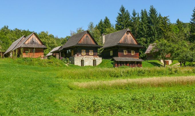 To nejcennější ze místní lidové architektury Beskyd můžeme uvidět ve Valašském muzeu v přírodě v Rožnově pod Radhoštěm.. Snímek z roku 2010.