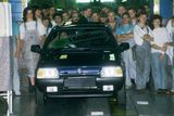 V roce 1994 vyrobila Škoda v Mladé Boleslavi miliontý vůz řady Favorit, který znázorňuje tato fotografie. Do tohoto počtu se ale počítají všechny verze od Favoritu odvozené - tedy i Forman a Pick-up. Základního Favoritu totiž vzniklo do září 1994 celkem 783 168 kusů, spolu se všemi verzemi to ale do roku 1995 bylo 1 077 126 automobilů.