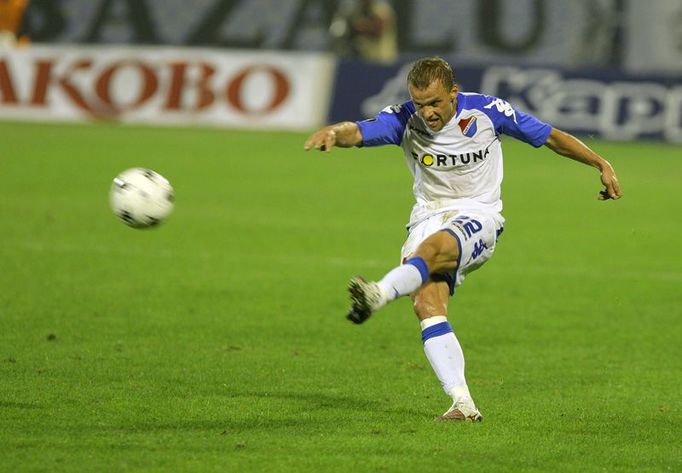 Fotbalisté Baníku se v závěru vyhecovali k náporu. Zde střílí Daniel Tchuř.