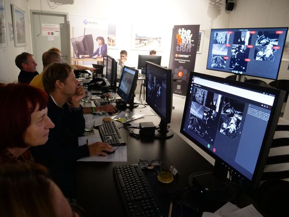 Snímek zachycuje jednání poroty Czech Press photo.