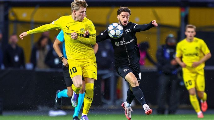 Domácí Jens Petter Hauge v souboji s Otarem Kiteishvilim ze Štýrského Hradce