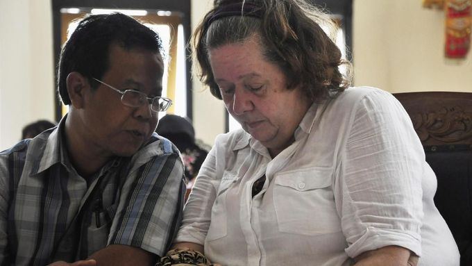 Lindsay Sandifordová naslouchá u soudu v Denpasaru svému tlumočníkovi. Britka dostala za pašování drog trest smrti.