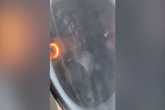 Video: Letounu se ve vzduchu rozžhavil motor. Cestující se modlili a psali blízkým