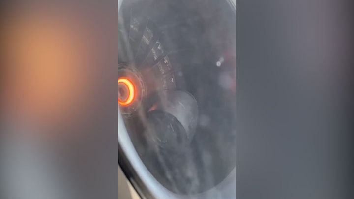 Video: Letounu se ve vzduchu rozžhavil motor. Cestující se modlili a psali blízkým
