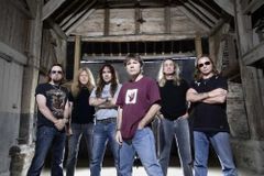 Kult Iron Maiden se snáší z nebes na křídlech metalu