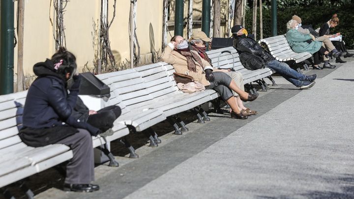 Dodržování rozestupů až dva roky. Studie Harvardu počítá s tím, že se vir bude vracet