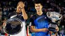 Novak Djokovič a Jo-Wilfried Tsonga se svými trofejemi