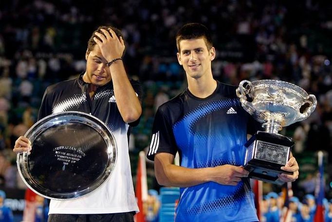 Novak Djokovič a Jo-Wilfried Tsonga se svými trofejemi