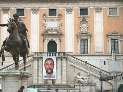 Portrét Giancarla Bossiho na římském náměstí Campidoglio