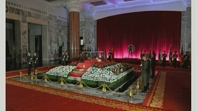 Kim Čong-il zemřel minulou sobotu. Jeho tělo bylo později vystaveno v otevřené rakvi.