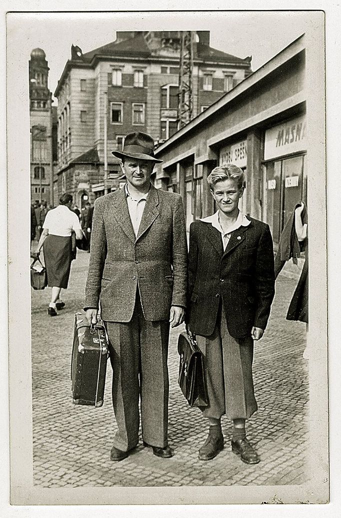 Josef Koudelka starší se synem cestou z nádraží k Josefově střední škole, Praha, 1952. Autor fotografie je neznámý.