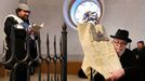Vrchní zemský rabín Karol Sidon při vnášení svitku Tóry do plzeňské Velké synagogy, 2022.