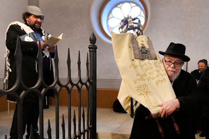 Vrchní zemský rabín Karol Sidon při vnášení svitku Tóry do plzeňské Velké synagogy, 2022.