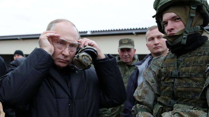 Vladimir Putin na inspekci vojenské základny v Rjazani jižně od Moskvy.