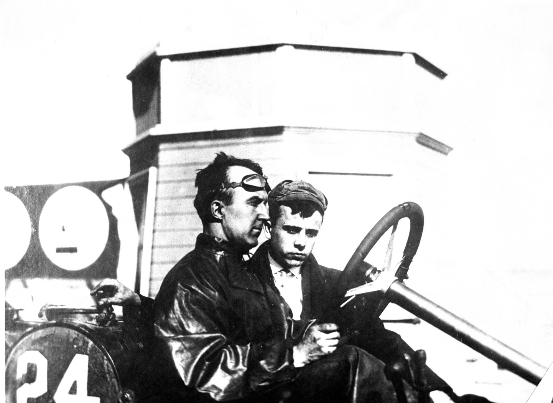 Indy 500 1911: vítěz Ray Harroun (vlevo) na snímku z roku 1909
