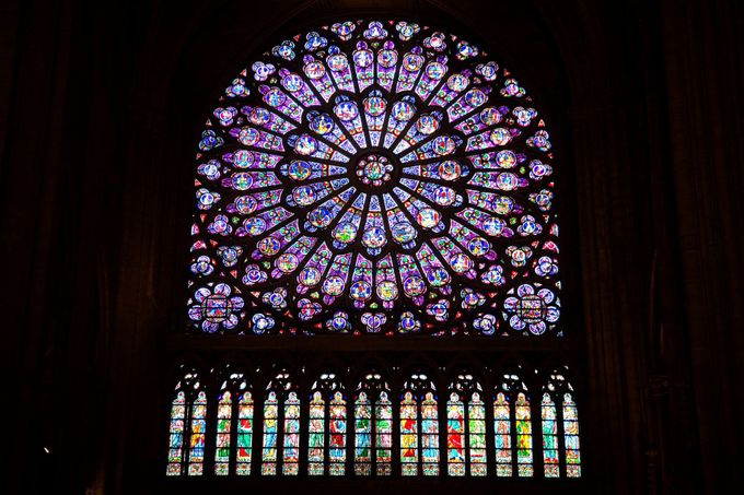 Vitrážové okno katedrály Notre-Dame.