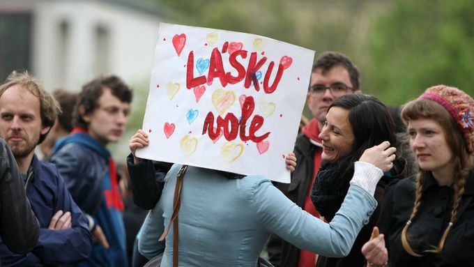 Na 1500 lidí v Brně na 1. máje blokovalo pochod neonacistů.