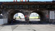 Nejstarší část Negrelliho viaduktu z roku 1849 je nad autobusovým nádražím Florenc.