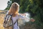 Spreje proti klíšťatům nefungují tak, jak si myslíte. Víme, jak postupovat při výběru