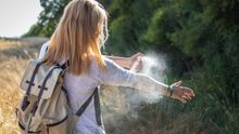 Spreje proti klíšťatům nefungují tak, jak si myslíte. Víme, jak postupovat při výběru