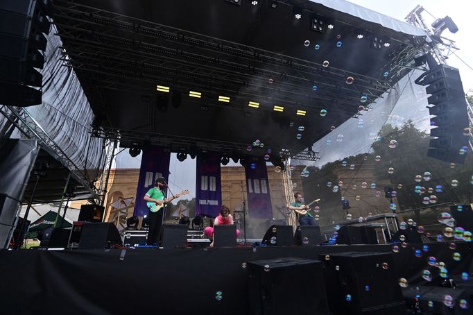 Vystoupení brněnské skupiny MMNK na festivalu Povaleč.