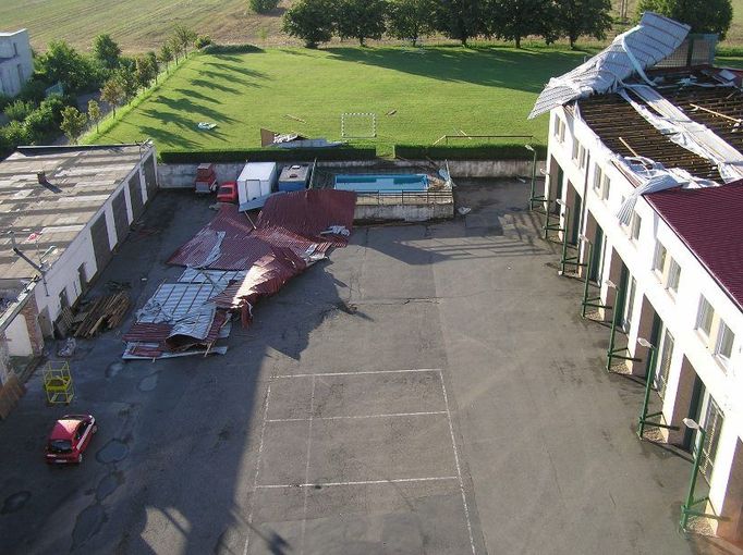 Bouřka utrhla kus střechy ze základny Středočeských hasičů