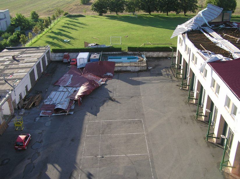Bouřka lámala stromy a trhala střechy