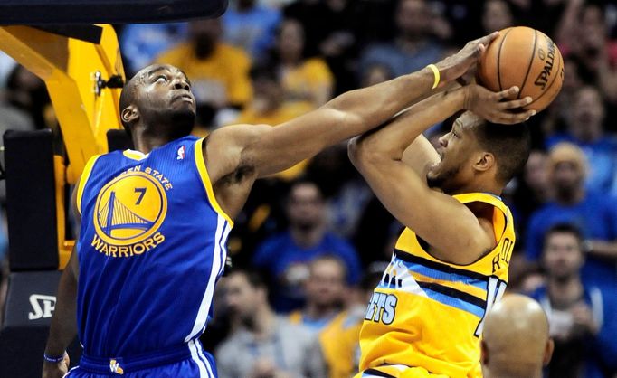 Carl Landry a Anthony Randolph bojují v play off NBA 2013