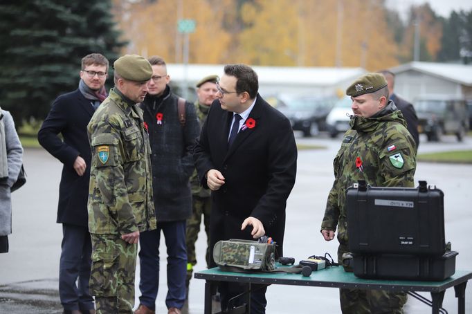 Ministr zahraničí v rozhovoru s velitelem českého uskupení, plukovníkem Tomášem Mackem.