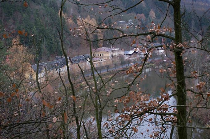 Lázně Kyselka byly oblíbené nejen pro svou minerálku, ale i pro skvělé klimatické podmínky - přirozené lesní prostředí bez prachu a průmyslových vlivů, absence silných větrných proudů a příjemná vlhkost daná  tokem Ohře.