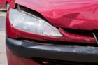 Opilý řidič naboural na Smíchově deset zaparkovaných aut. Způsobil tím škodu přes 300 tisíc