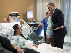 Allie Youngová vděčí za život své kamarádce (na snímku v objetí Barackem Obamou).