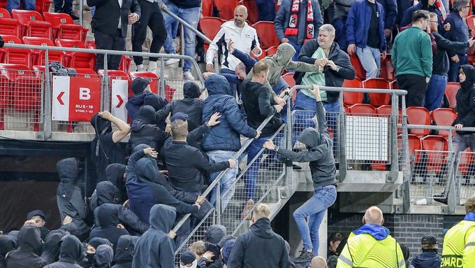Fanoušek West Hamu zvaný Knollsy brání na vrcholu schodiště hordě příznivců Alkmaaru, aby se dostala do sektoru, kde seděli rodinní příslušníci hráčů londýnského klubu