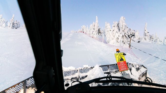 Rolbování sjezdovek v Rokytnici nad Jizerou.