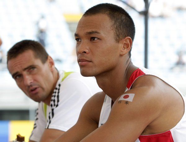 Bryan Clay a Roman Šebrle, věční soupeři i kamarádi, ve vrhačském sektoru na stadionu Nagai.