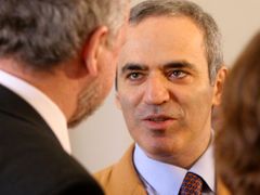 Garri Kasparov na konferenci v Černínském paláci.