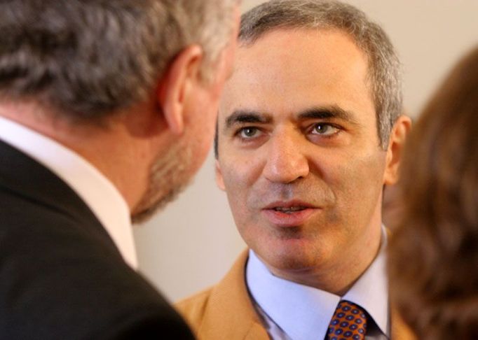 Garri Kasparov na konferenci v Černínském paláci.