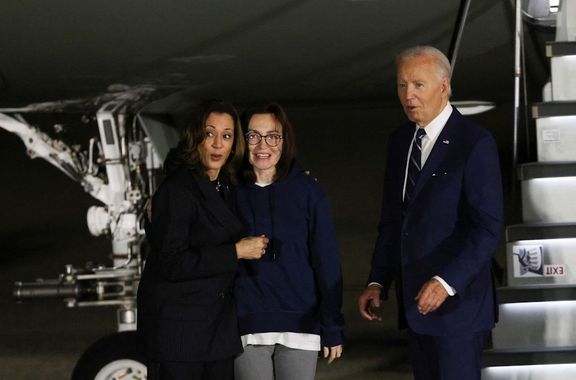 Americká viceprezidentka Kamala Harrisová a prezident Joe Biden na letišti s propuštěnou novinářkou Alsu Kurmaševovou (uprostřed).