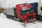 Sníh působil dopravní chaos, u Chomutova zabil chlapce