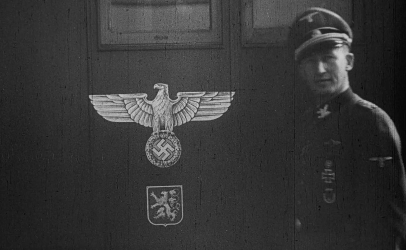 Reinhard Heydrich přebírá od Čechů sanitní vlak jako dar vůdci