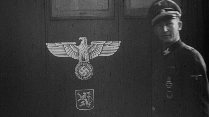 Prezident Emil Hácha předal na hlavním nádraží v Praze zastupujícímu protektorovi Reinhardu Heydrichovi sanitní vlak jako dar vůdci.