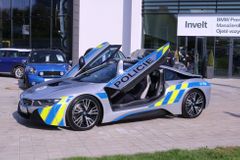 Policista naboural s hybridním BMW za čtyři miliony do stromu, za volantem zkolaboval