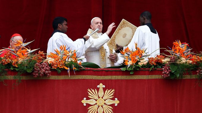 Papež František při velikonočním Urbi et orbi ve Vatikánu.