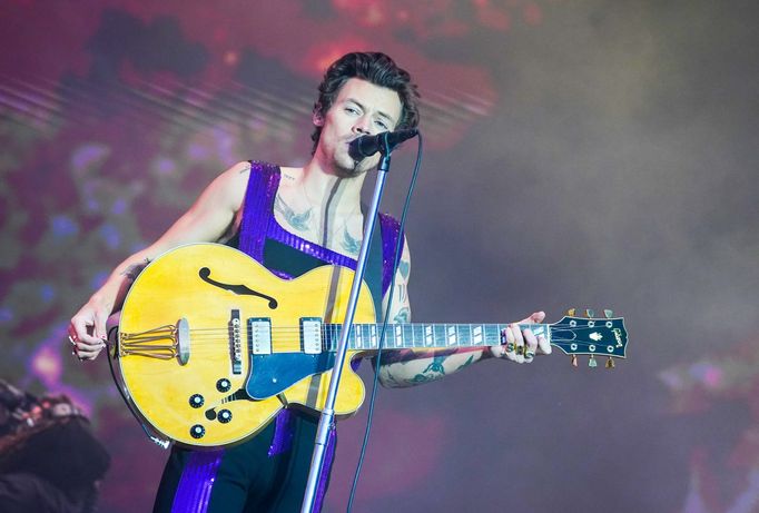 Harry Styles je na snímku z květnového vystoupení v anglickém Coventry.