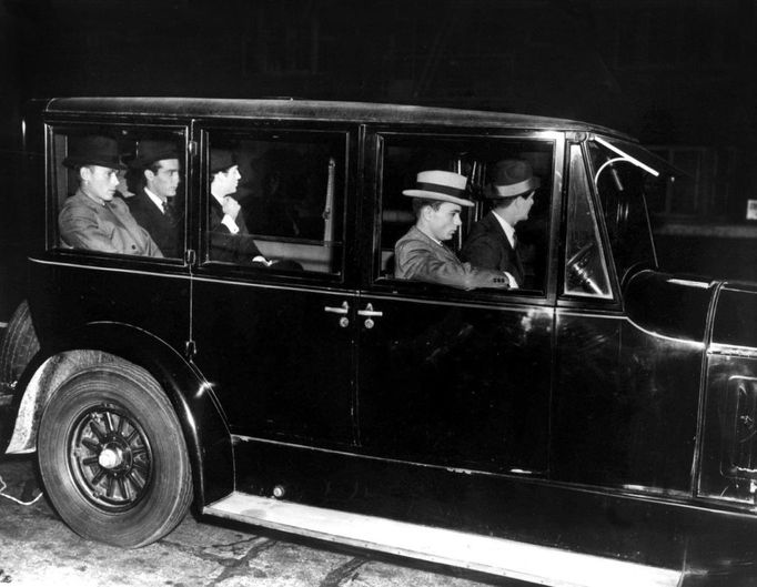 11 Titulek: Gangster Popis: Gangsters dans une voiture a Chicago c. 1928 --- Gangsters in a car in Chicago, c. 1928