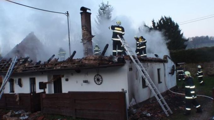 V Karlově na Jičínsku shořela rekreační chalupa, oheň způsobil škodu asi za pět milionů.